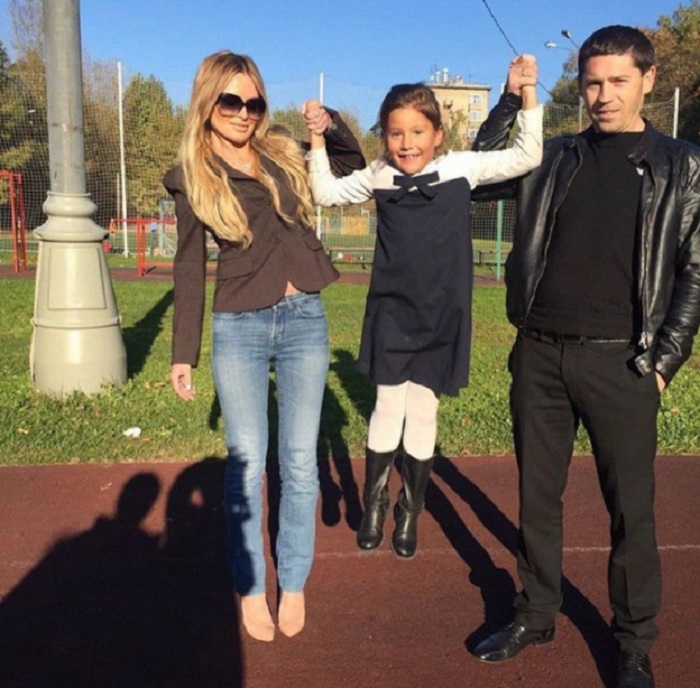 Полина в детстве с родителями