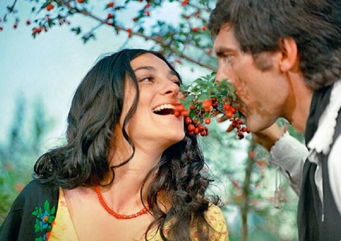 Кадр из фильма "Табор уходит в небо"