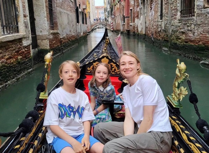 Оксана Акиньшина с младшими детьми на отдыхе