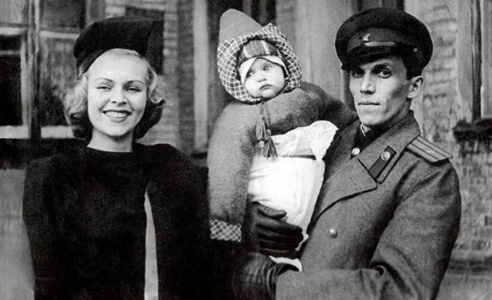 Маленькая Лена с родителями Маленькая Лена с родителями