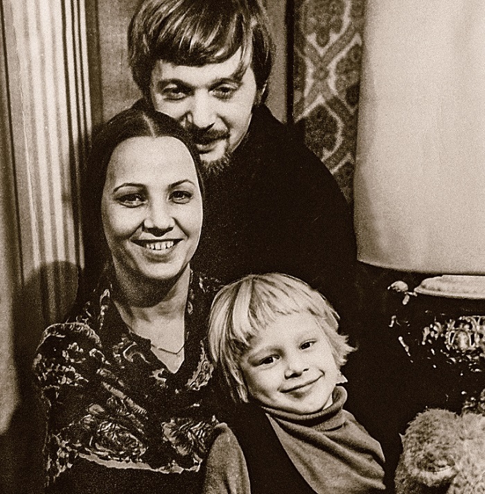 Олеся Рудакова в детстве с родителями Олеся Рудакова в детстве с родителями