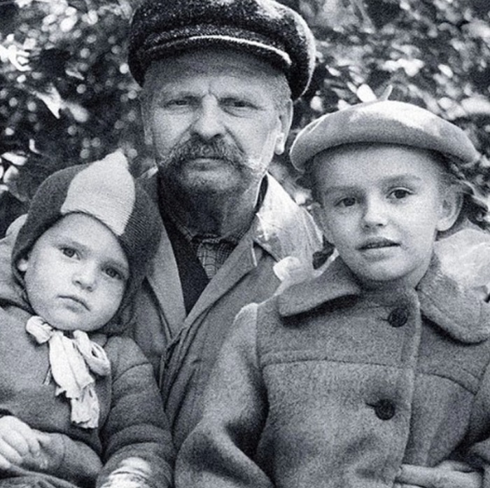 Наталья в детстве с дедушкой и младшим братом Наталья в детстве с дедушкой и младшим братом
