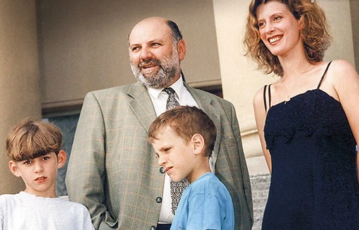 Сергей Газаров и Ирина Метлицкая с сыновьями. Сергей Газаров и Ирина Метлицкая с сыновьями.