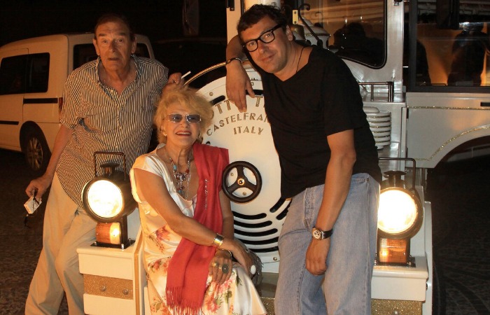 Михаил Мукасей с родителями. Михаил Мукасей с родителями.