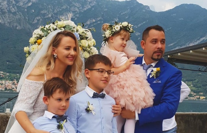 Антон Федотов с женой и детьми.