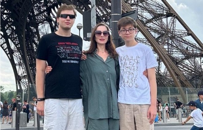 Дарья Юрская с сыновьями.