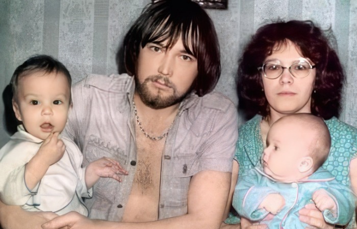 Андрей Чадов с родителями и братом./Фото: uznayvse.ru