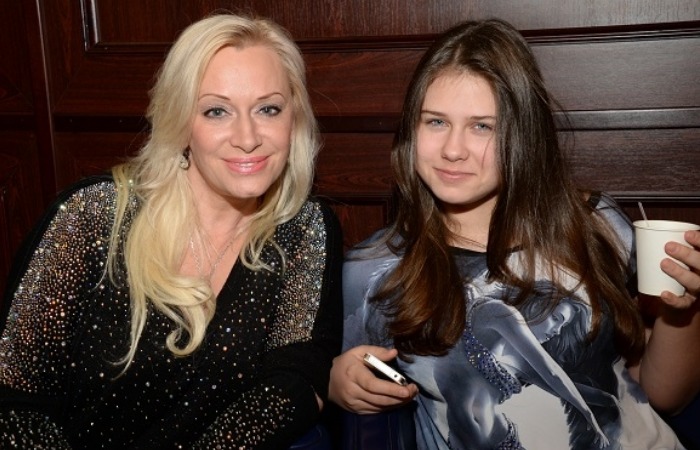 Наталья Гулькина с дочкой Яной./Фото: paparazzi.ru