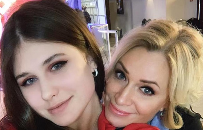 Наталья Гулькина с дочкой Яной./Фото: starhit.ru