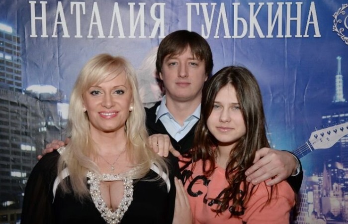 Наталья Гулькина с дочерью и сыном./Фото: 7days.ru