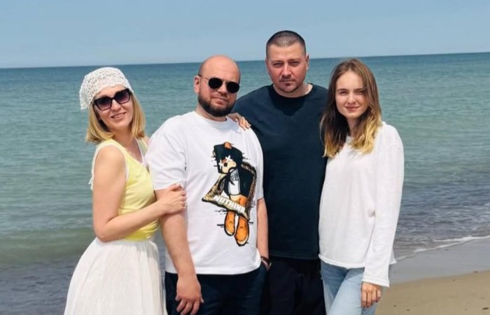 Петр Кислов с друзьями и женой(крайняя справа)./Фото: super.ru Петр Кислов с друзьями и женой(крайняя справа)./Фото: super.ru