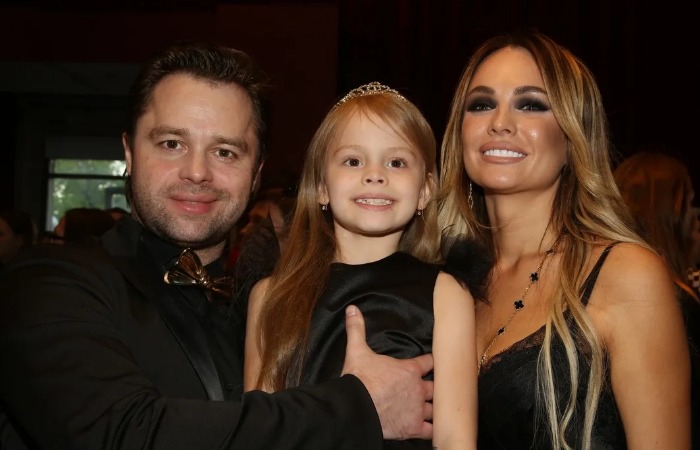 Виталий Гогунский с Ириной Маирко и дочкой./Фото: kasheloff.ru