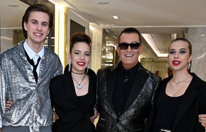 Александр Буйнов с внуками.