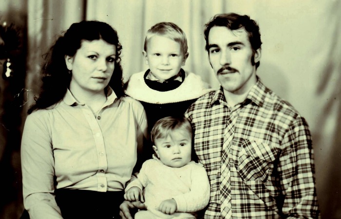 Анна Ковальчук с родителями и братом.