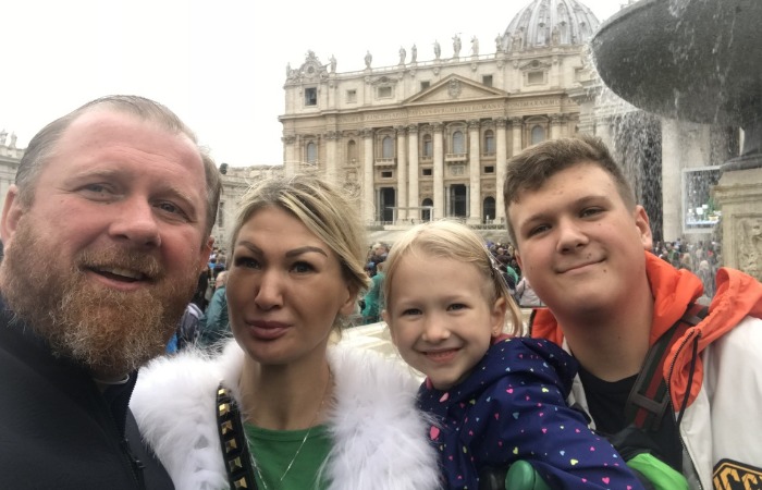 Константин Ивлев с Марией и детьми. Константин Ивлев с Марией и детьми.