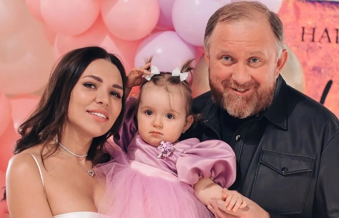 Константин Ивлев с женой и дочкой. Константин Ивлев с женой и дочкой.