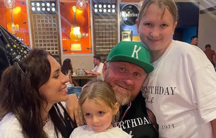 Константин Ивлев с женой и дочками. Константин Ивлев с женой и дочками.