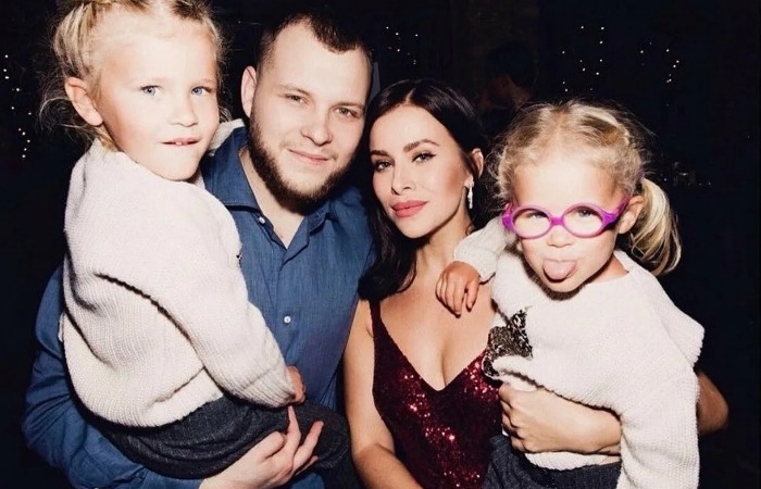 Сергей Бондарчук и Тата Мамиашвили с дочками. Сергей Бондарчук и Тата Мамиашвили с дочками.