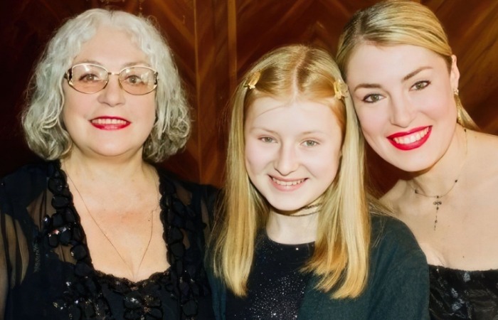 Анна Шукшина с мамой и бабушкой.