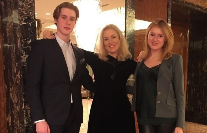 Макар Касаткин с мамой и сестрой.