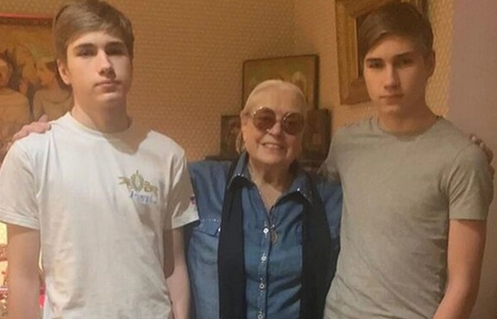 Фома и Фока с бабушкой.