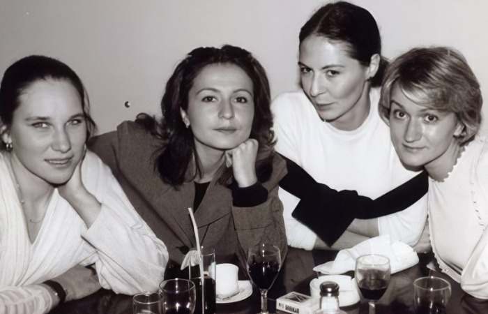 Анна Якунина в молодости (справа). Анна Якунина в молодости (справа).