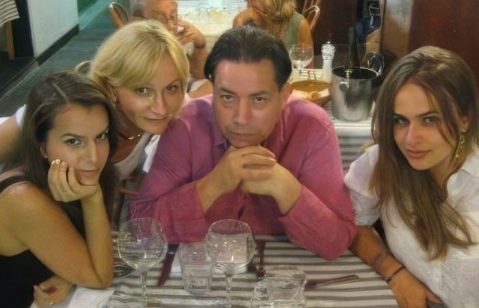 Анна Якунина с мужем и дочками. Анна Якунина с мужем и дочками.