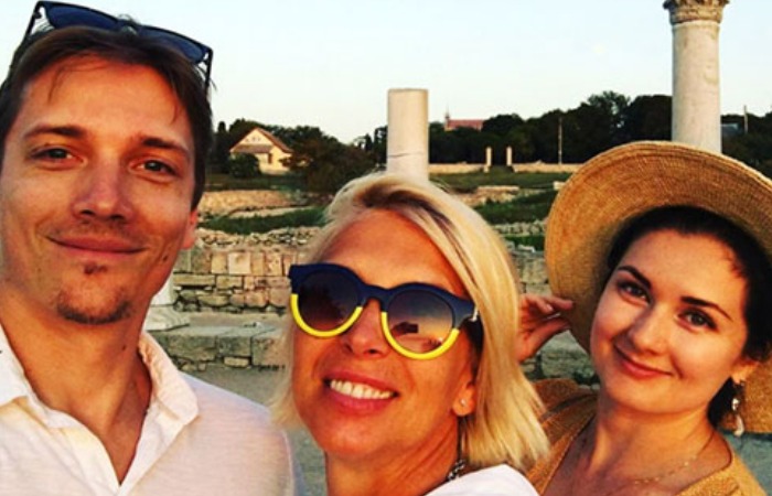 Алена Свиридова с сыном Васей и его невестой Марией.