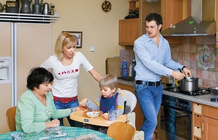 Алена Свиридова с мамой, Дмитрием и сыном Григорием.