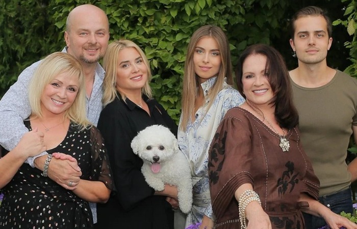 София Ротару с семьей.