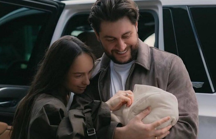 Мари Краймбрери и Дава с дочкой.