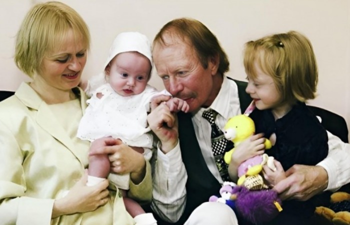 Альберт Филозов с женой и дочками.