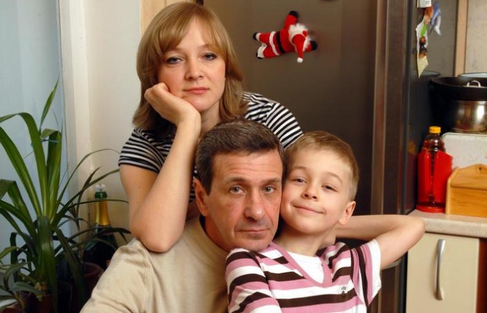 Глеб Смолкин в детстве с родителями. Глеб Смолкин в детстве с родителями.