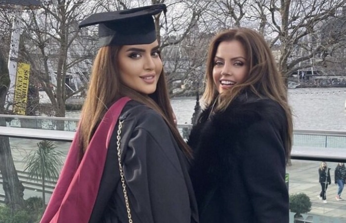 Принцесса Махра с мамой.