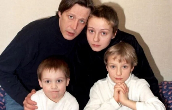 Михаил Ефремов и Евгения Добровольская с детьми.