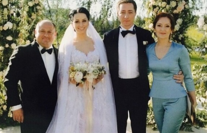 Елена (справа) на свадьбе сына. Елена (справа) на свадьбе сына.