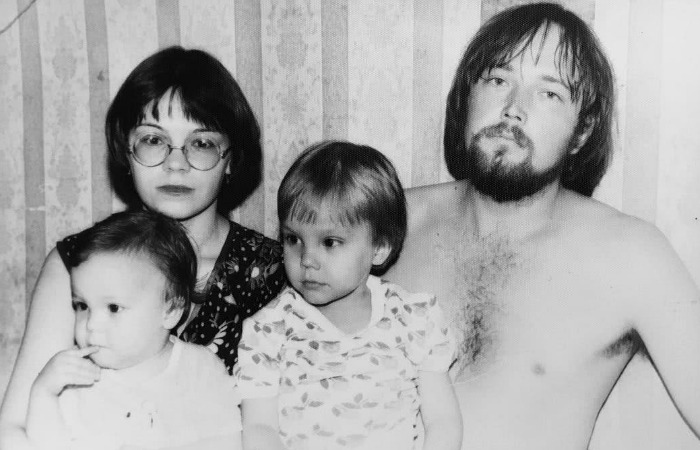 Алексей Чадов с братом и родителями. Алексей Чадов с братом и родителями.