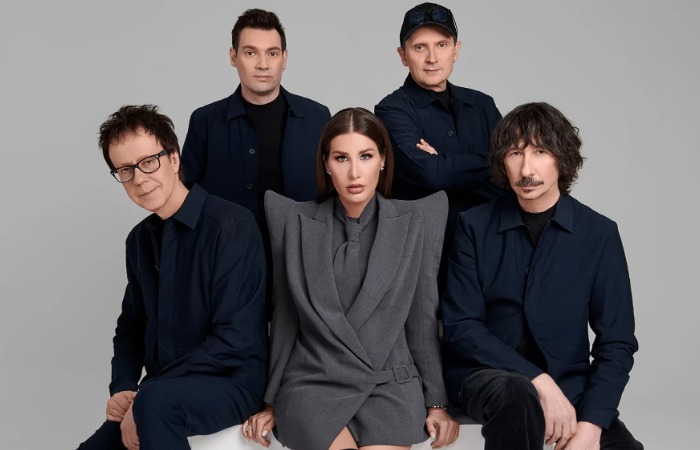 Кэти Топурия в составе группы.