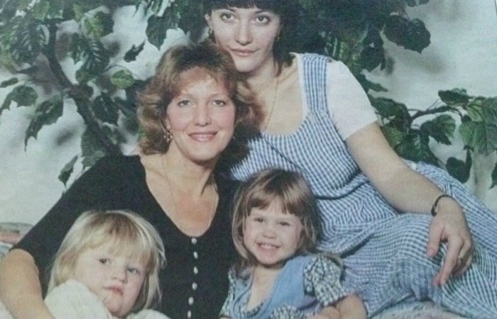 Елена Проклова с дочками и внучкой. Елена Проклова с дочками и внучкой.