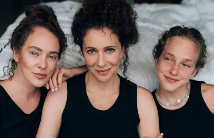 Аглая Тарасова с мамой и младшей сестрой. Аглая Тарасова с мамой и младшей сестрой.