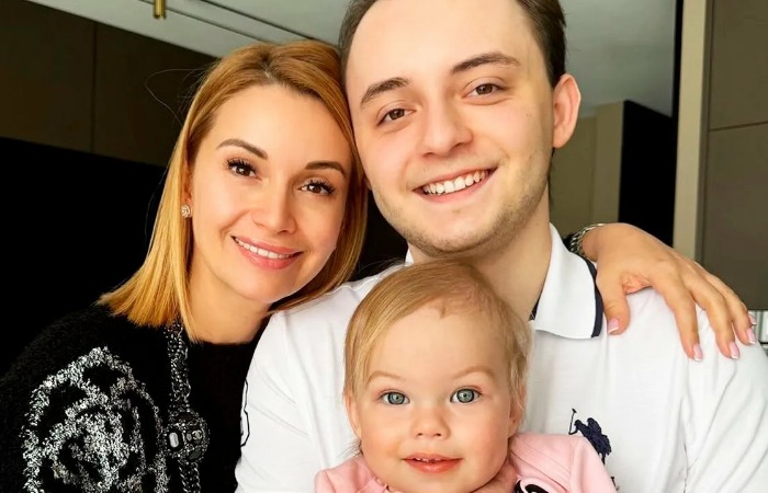 Ольга Орлова с детьми. Ольга Орлова с детьми.