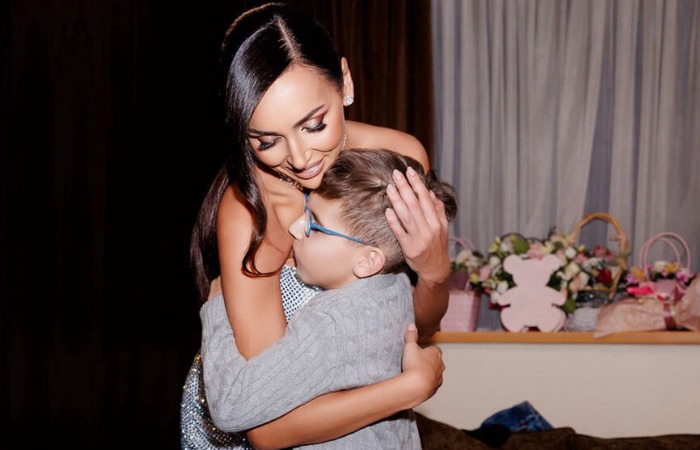 Алсу с сыном. Алсу с сыном.