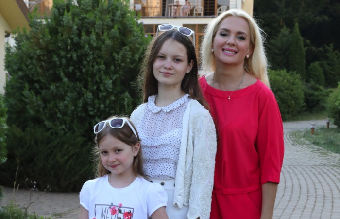 Мария Порошина с дочками Серафимой и Аграфеной. Мария Порошина с дочками Серафимой и Аграфеной.