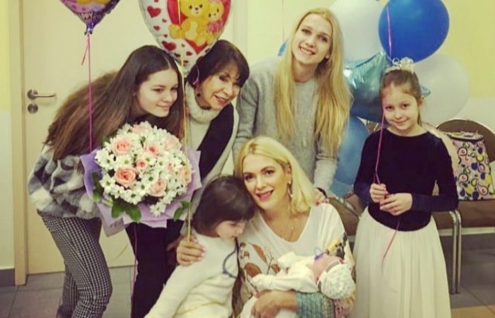 Мария Порошина с детьми и мамой. Мария Порошина с детьми и мамой.