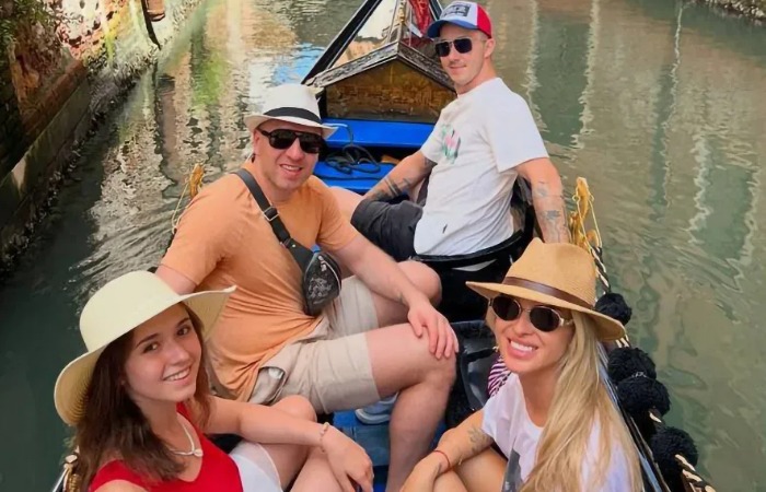 Камила Валиева с Никитой Нестеровым и общими друзьями. Камила Валиева с Никитой Нестеровым и общими друзьями.