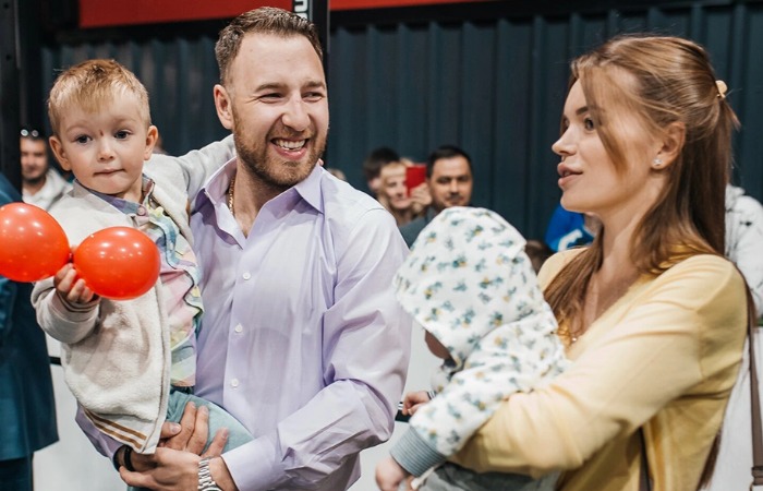 Никита Нестеров с бывшей женой и детьми. Никита Нестеров с бывшей женой и детьми.