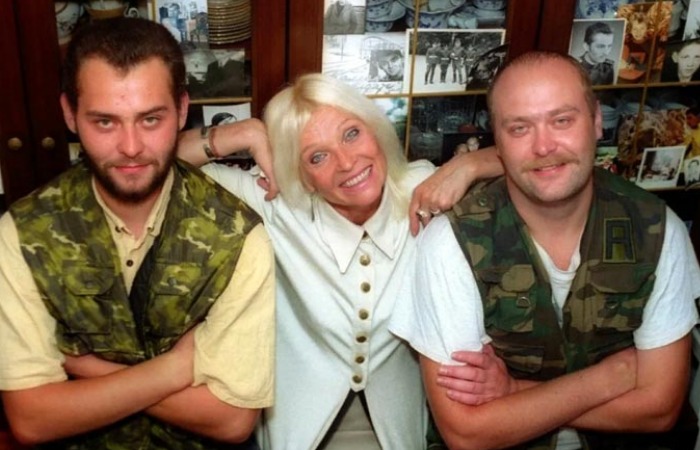 Светлана Светличная с сыновьями. Светлана Светличная с сыновьями.