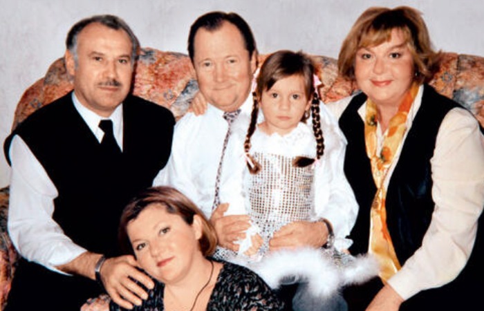 Виктор Павлов с женой, дочкой, зятем и внучкой.