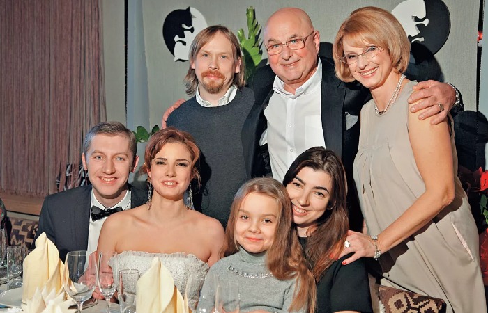 Владимир Долинский с семьей на свадьбе Полины.