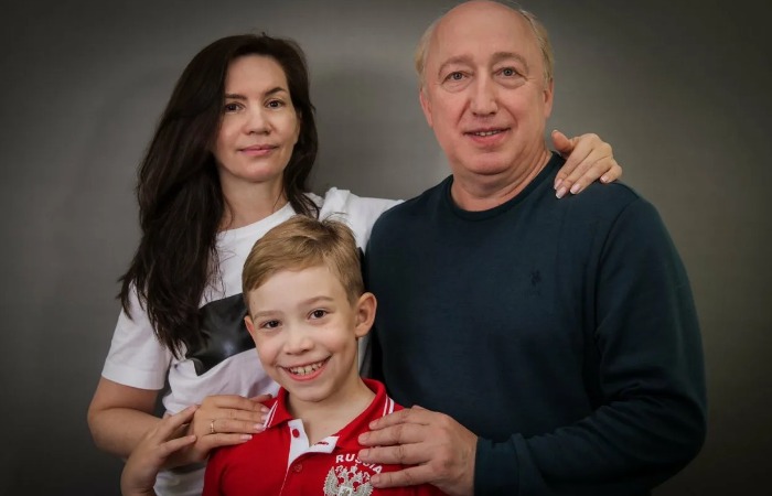 Сергей Степин с женой и сыном.